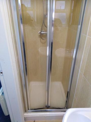 1 bedroom in a flat share to rent - Photo 4