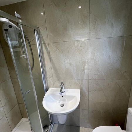 Studio Flat, Gainsborough Road, RM8 - Photo 4