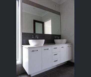 Stunning Family Home Located in Berwick Waters Estate! - Photo 4