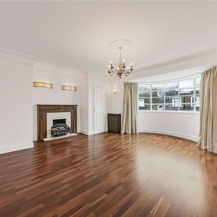 Lateral three bedroom set in a prestigious building in St. John's Wood with views into Regents Park - Photo 1