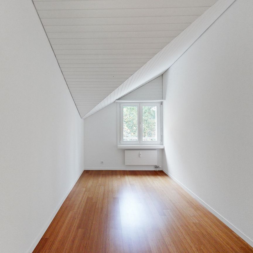 Spacious penthouse apartment with high-quality equipment in Muttenz - Photo 1