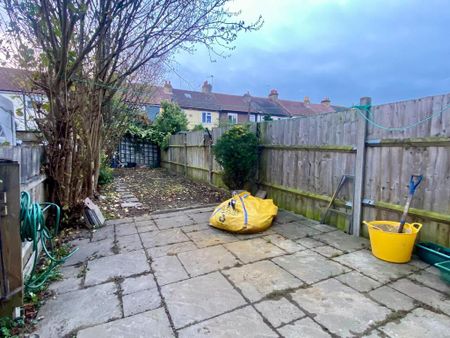 3 bedroom terraced house to rent - Photo 4