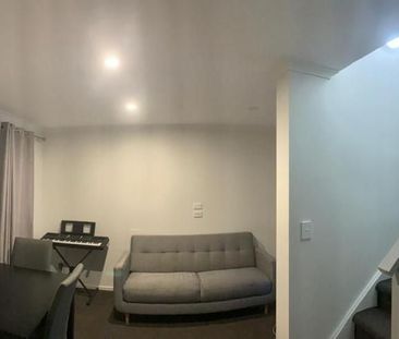 Central Furnished 3 bedroom (en suite) Townhouse - Photo 2