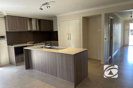 WELL-PRESENTED HOME IN OFFICER - Photo 5