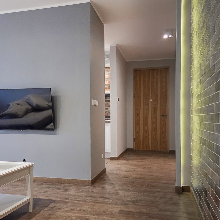 Salon z ceglaną ścianą apartament Maratońska Poznań - Photo 1
