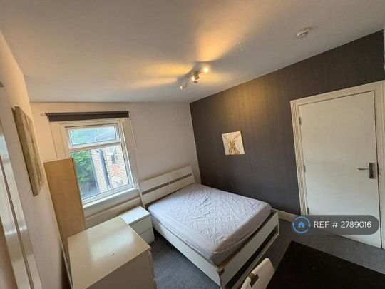 1 bedroom in a house share to rent - Photo 1
