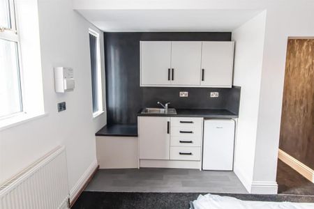 1 bedroom in a house share to rent - Photo 2