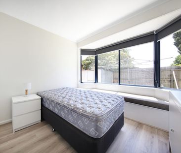 FULLY-FURNISHED RENOVATED ROOMS – BILLS INCLUDED! - Photo 4