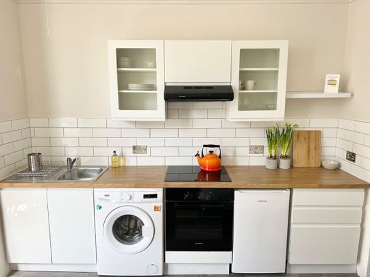 Studio Flat, Selborne Road, BN3 - Photo 1
