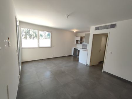 Location Appartement 3 pièces 58m² MARSEILLE 8ème - Photo 2