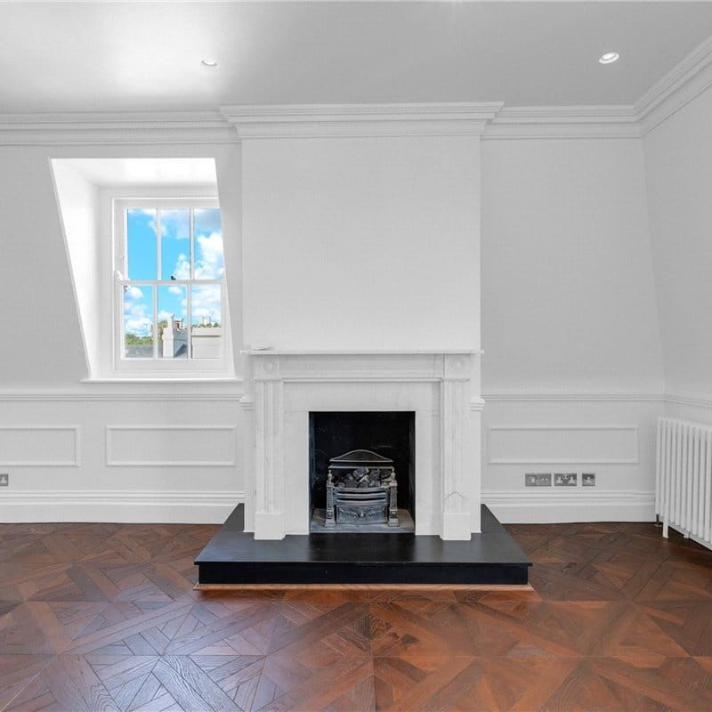 This impressive fifth-floor apartment extends to approximately 1,736 sq ft and offers beautifully arranged accommodation throughout. The property has been refurbished to a high standard and is set within a secure and well-maintained white stucco-fronted building. - Photo 1