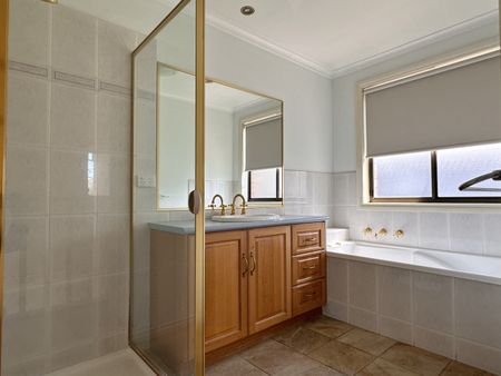 1 Park View Dr, Carnegie VIC 3163 - House For Rent | Domain - Photo 3