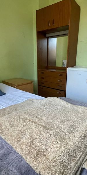 Room in a Shared House, Armistice Gardens, SE25 - Photo 1