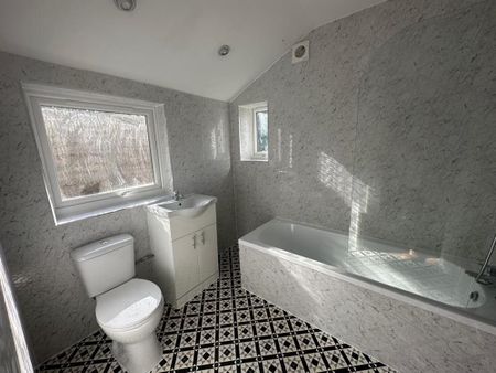 Available 3 Bed House - terraced - Photo 5