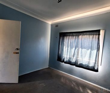 Original 2 bedroom home in Swansea - Photo 3