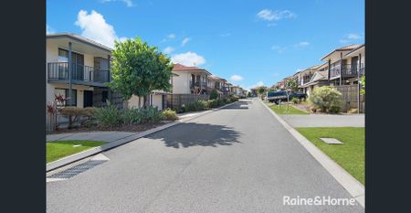 IMMACULATE AIR-CONDITIONED 3 BEDROOM TOWNHOUSE IN POPULAR, CENTRALLY LOCATED COMPLEX - Photo 3