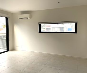 Two-bedroom townhouse with all your needs! - Photo 4