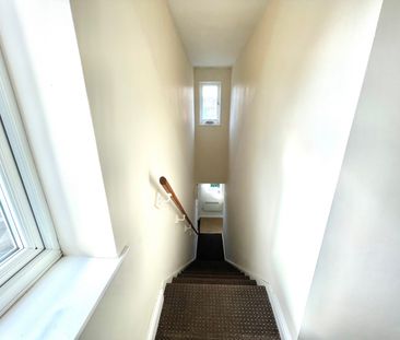 SPECTACULAR TWO BEDROOM FLAT IN THE STRIKING CITY OF WAKEFIELD!!! - Photo 5