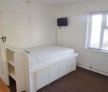 4 bedroom semi-detached house to rent - Photo 3