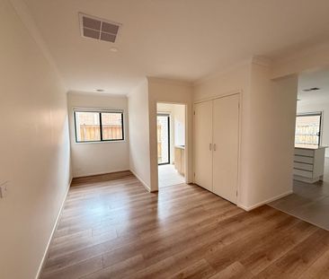 Executive 5-Bedroom Home in Fraser Rise - Photo 4