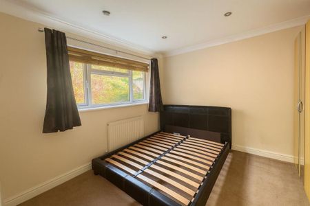 4 bedroom semi-detached house to rent - Photo 3