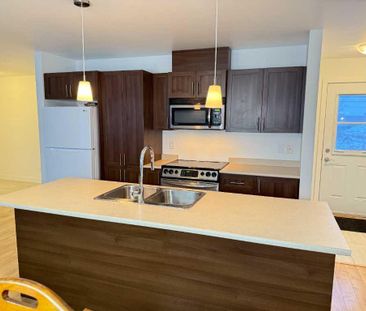 5 1/2 MEUBLÉ Air climatisé, Lave-vaisselle, micro-onde, aspirateur,... - Photo 2