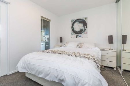 Fully Furnished Apartment - Unbeatable Location - Photo 3