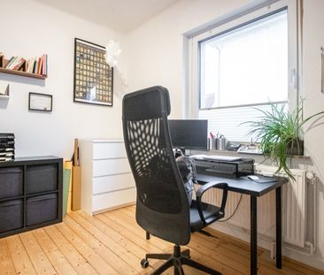 Schicke 3,5 Zimmer Altbauwohnung mit Garten im Erdgeschoss in guter... - Foto 1