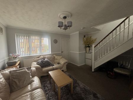 1 bedroom in a house share to rent - Photo 2
