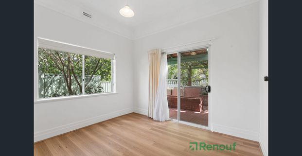 Charming Cottage in an Unbeatable Cottesloe Location - Photo 1