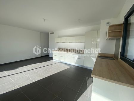 Location Appartement 3 pièces 70m² - Photo 3