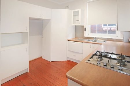 Spacious Apartment in Superbly Convenient Location - Photo 4