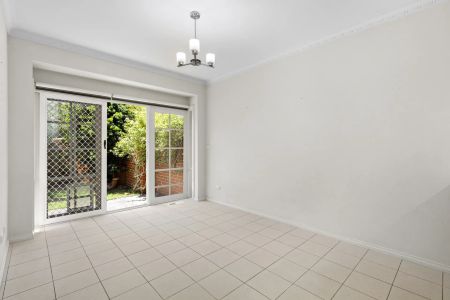 Neat 3-Bedroom Townhouse in a Prime Elsternwick Location - Photo 4