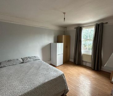 4 bedroom semi-detached house to rent - Photo 5