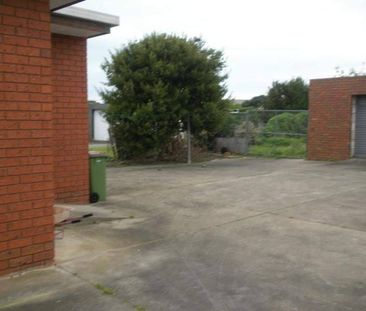 Very Spacious Unit! - Photo 4