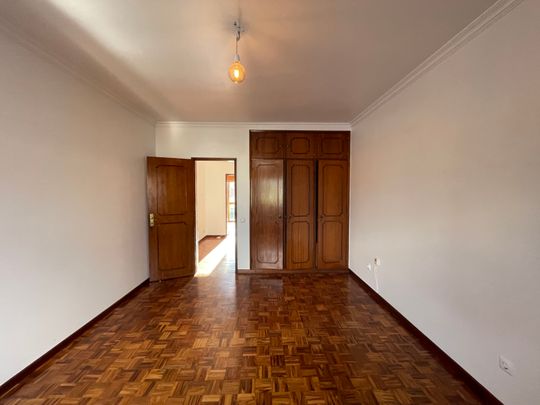 Apartamento T3 em moradia para arrendar sem móveis no Monte Estoril - Photo 1