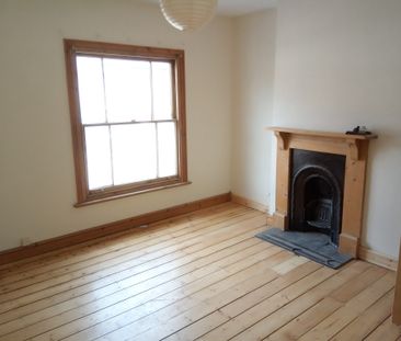 Two Bedroom Terraced House in Immaculate Condition for Rent in cent... - Photo 2