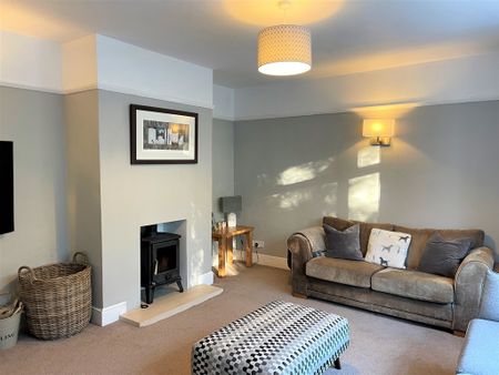 5 bedroom Desirable Five Bedroom Bungalow to rent - Photo 4