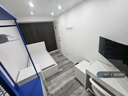 1 bedroom in a flat share to rent - Photo 4