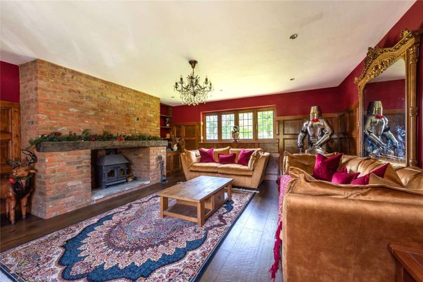 A unique family home in a tranquil setting, offering both modern living and easy access to excellent transport links and amenities. - Photo 1