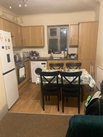 2 Bed Flat, Rushey Green, SE6 - Photo 4