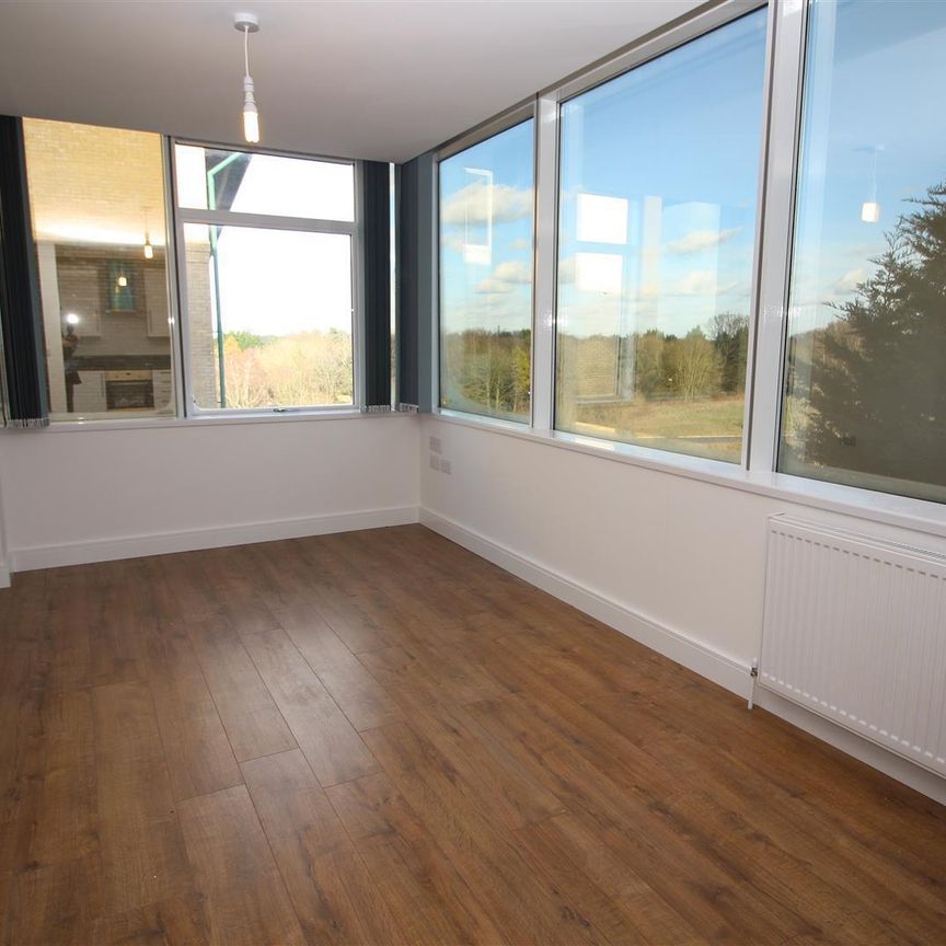 London Road, Lowfield Heath - Photo 1