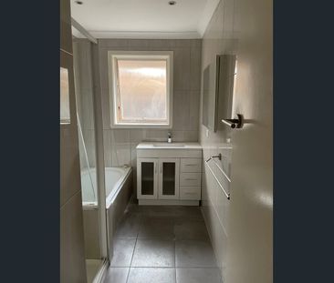 Three bedroom house and garage - Photo 5