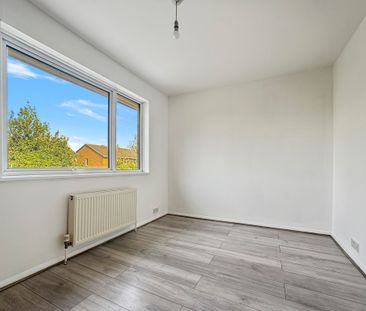 A lovely detached 3 bedroom house, with garage and enclosed rear ga... - Photo 1