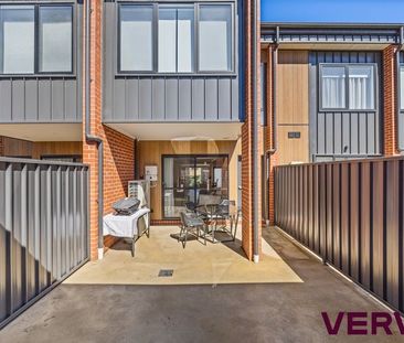 MODERN THREE BEDROOM TOWNHOUSE - Photo 1