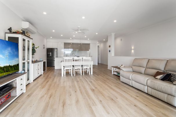 STYLISH TOWNHOUSE IN THE HEART OF NORTH LAKES - Photo 1