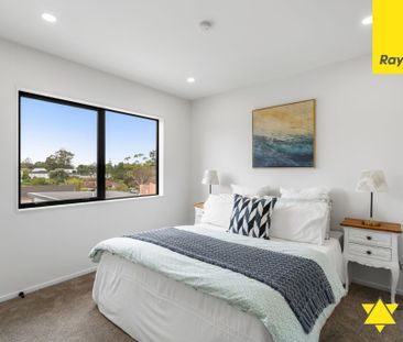 Elegant Three-Level Townhouse with Stunning Views in West Harbour - Photo 4