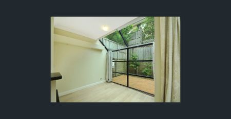 Convenient Townhouse - Photo 2