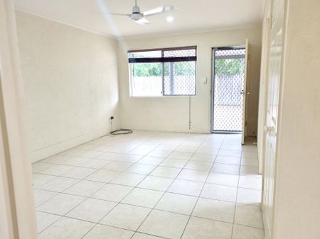 :: CHARMING UNIT IN THE HEART OF THE BUNDABERG WEST PRECINCT - Photo 2