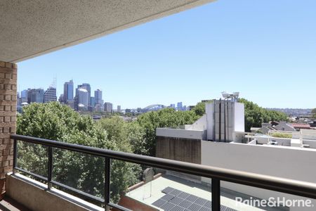 Spacious Two-Bedroom Unit in Prime Sydney Location with Harbour Views - Photo 2